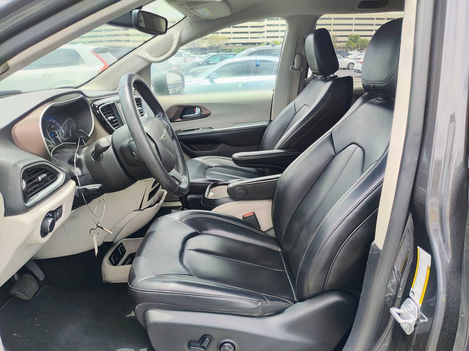Used 2020 Chrysler Voyager Lxi FWD image 13