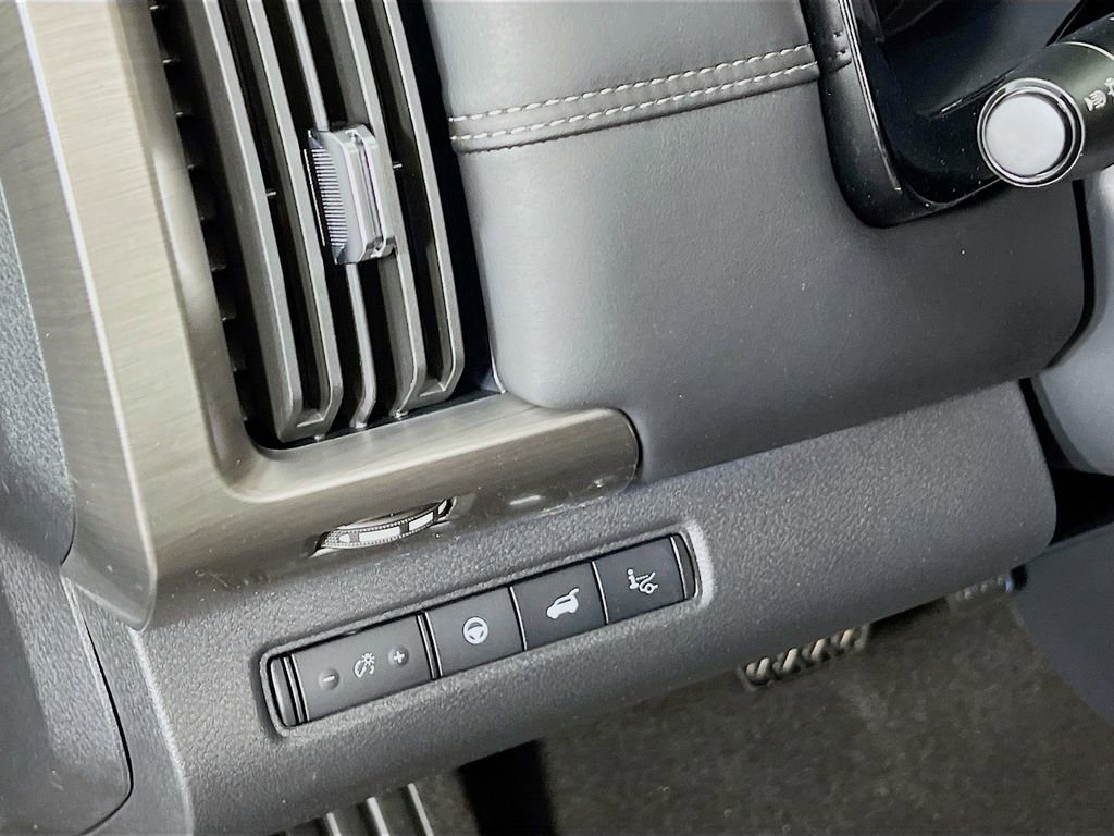 Used 2025 Nissan Pathfinder Platinum image 9