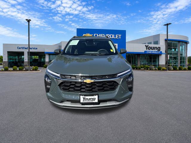 Used 2025 Chevrolet Trax LT FWD image 2