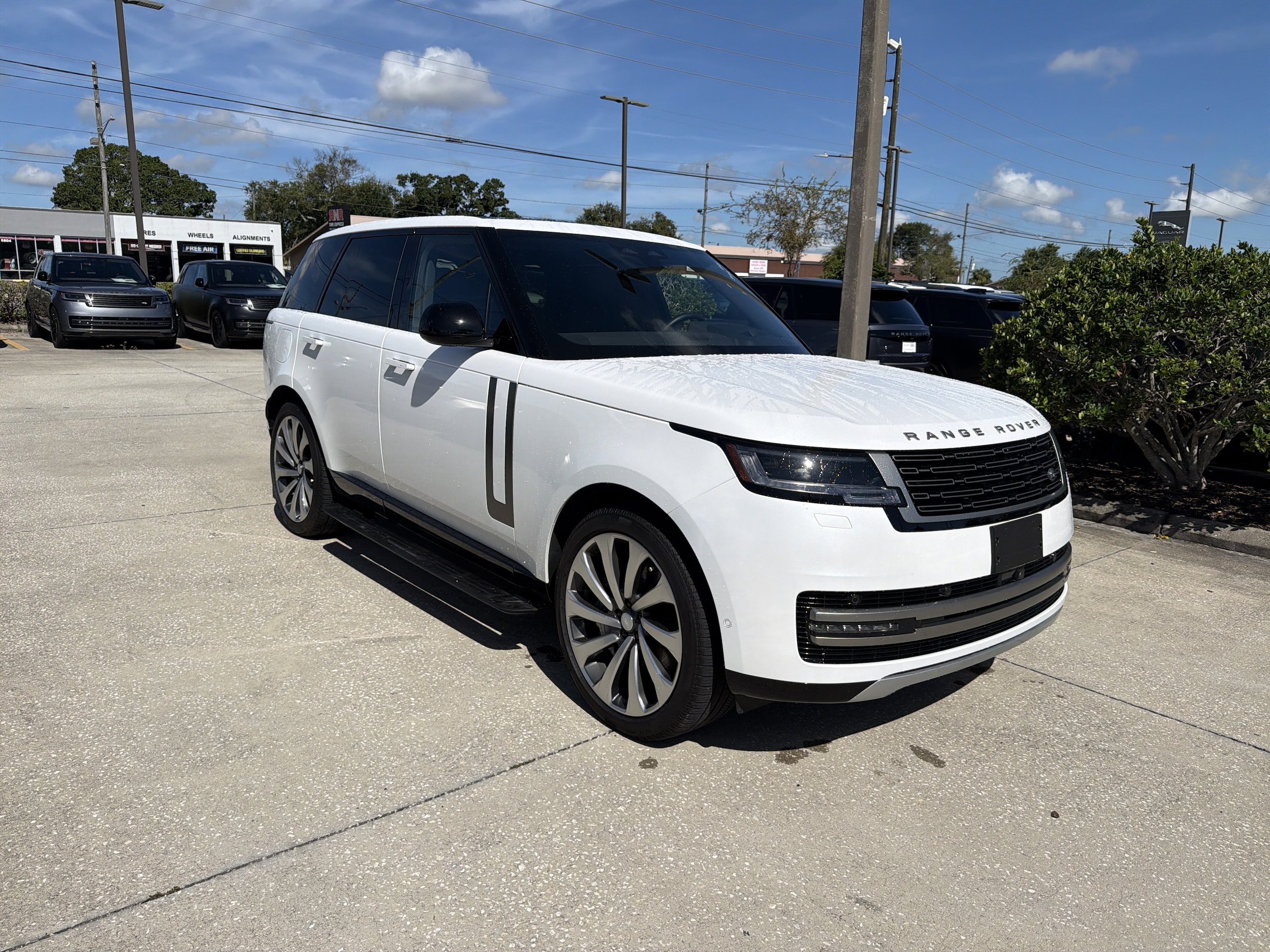 Used 2025 Land Rover Range Rover SE AWD/4WD image 2