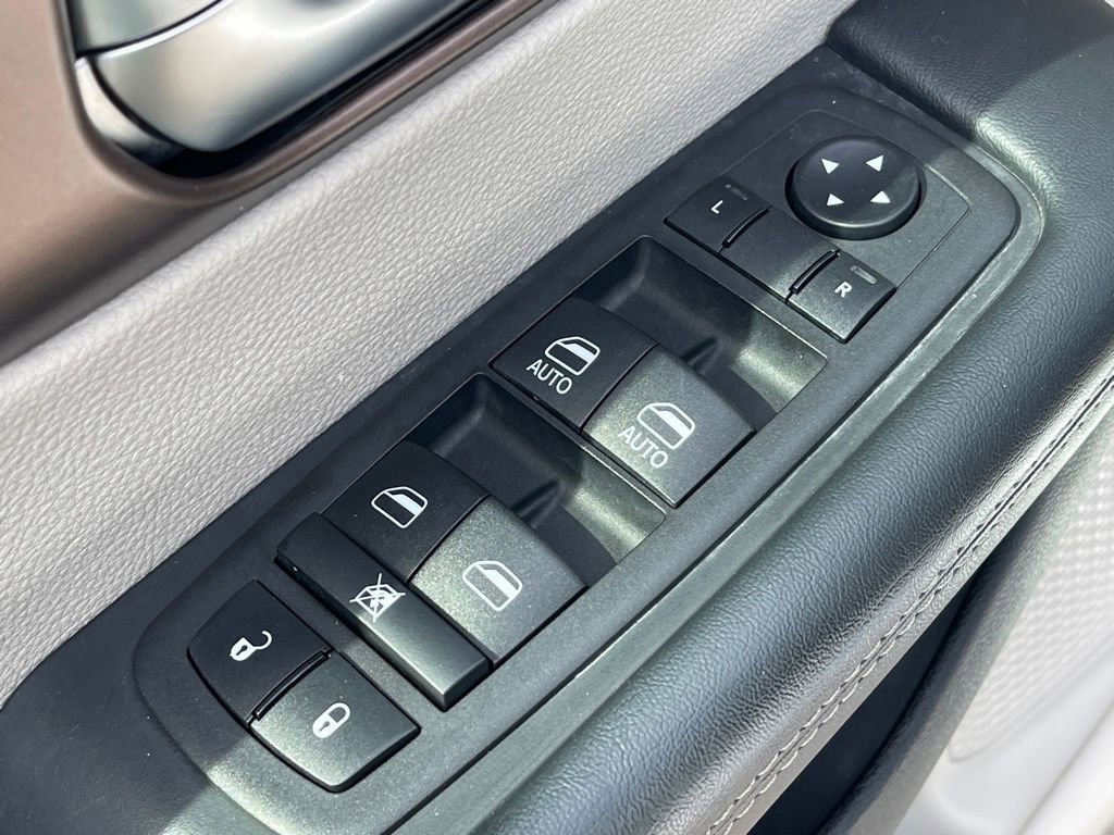 Used 2023 Chrysler Voyager LX image 16