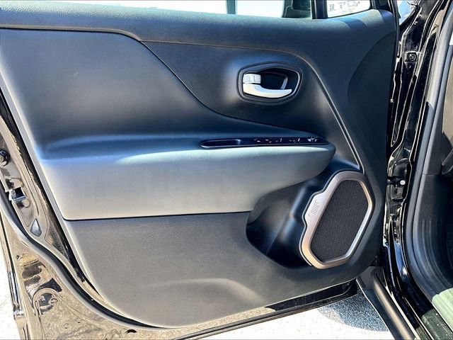 Used 2023 Jeep Renegade Latitude AWD/4WD image 9