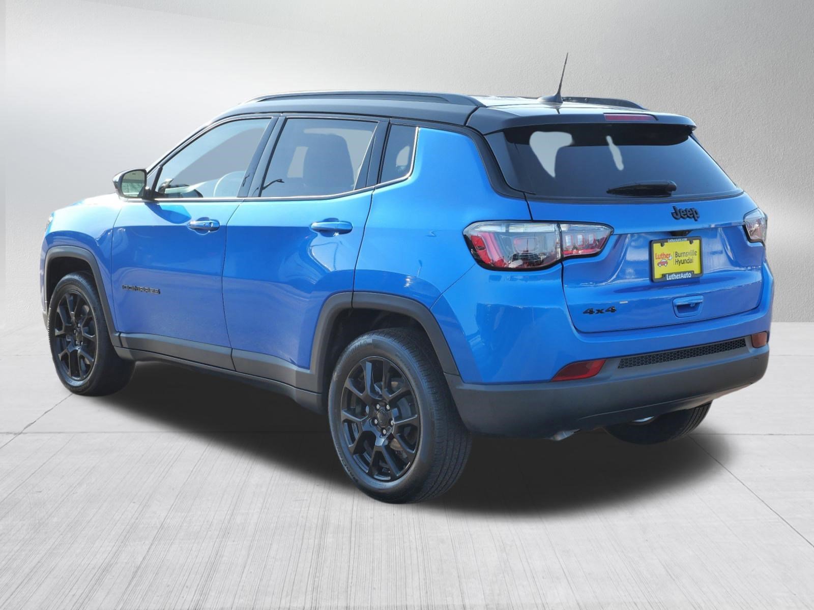 Used 2023 Jeep Compass Altitude w/ Convenience Group AWD/4WD image 5