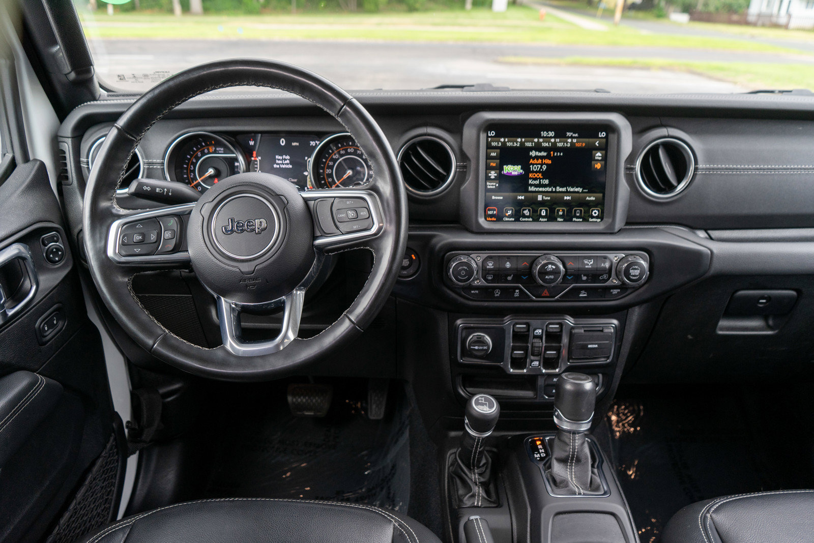 Used 2022 Jeep Wrangler Unlimited Sahara w/ LED Lighting Group AWD/4WD image 13