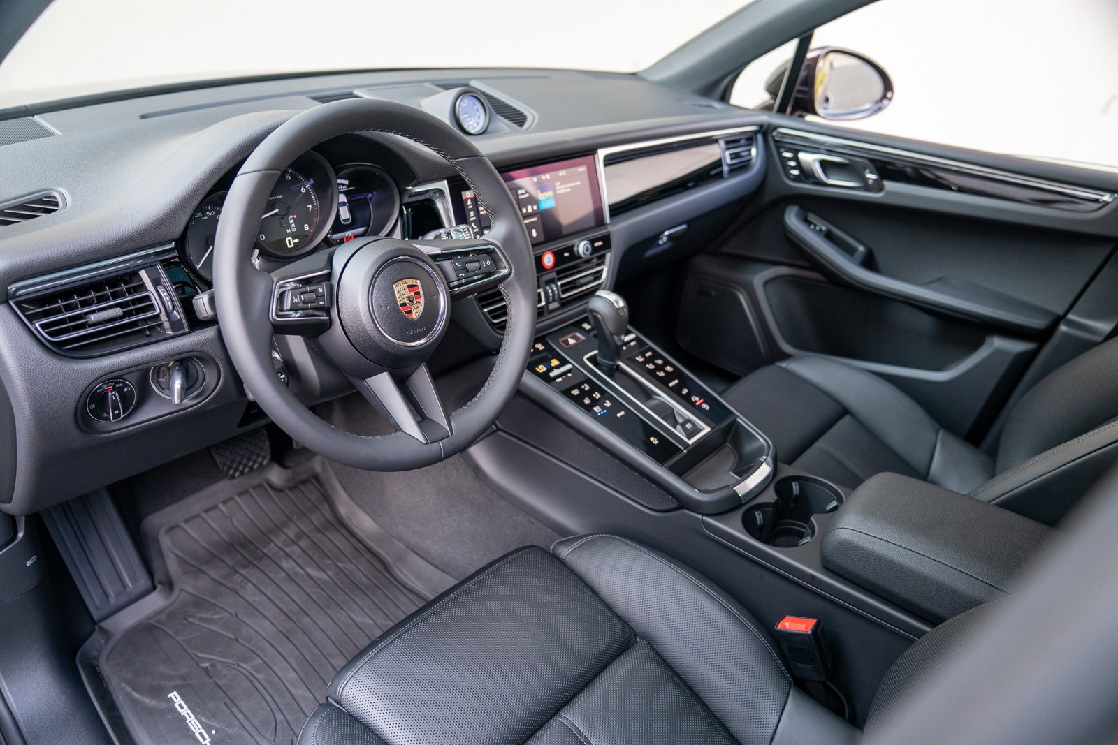 Certified 2025 Porsche Macan AWD/4WD image 4