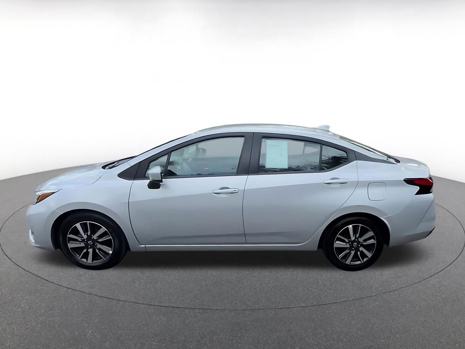 Used 2025 Nissan Versa SV image 9