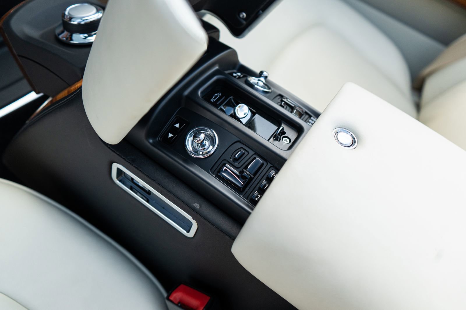 Used 2010 Rolls-Royce Phantom Drophead Coupe image 28