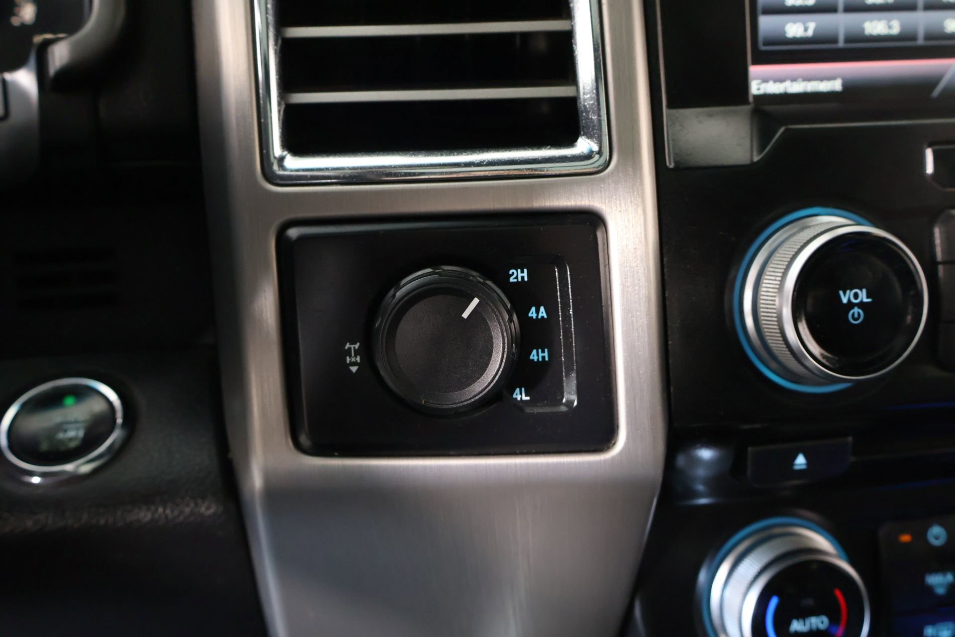 Used 2015 Ford F150 Platinum w/ Equipment Group 701A Luxury AWD/4WD image 10