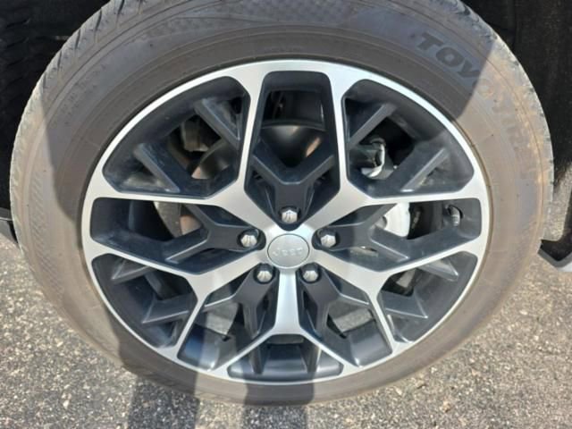 Used 2022 Jeep Grand Cherokee Summit AWD/4WD image 9
