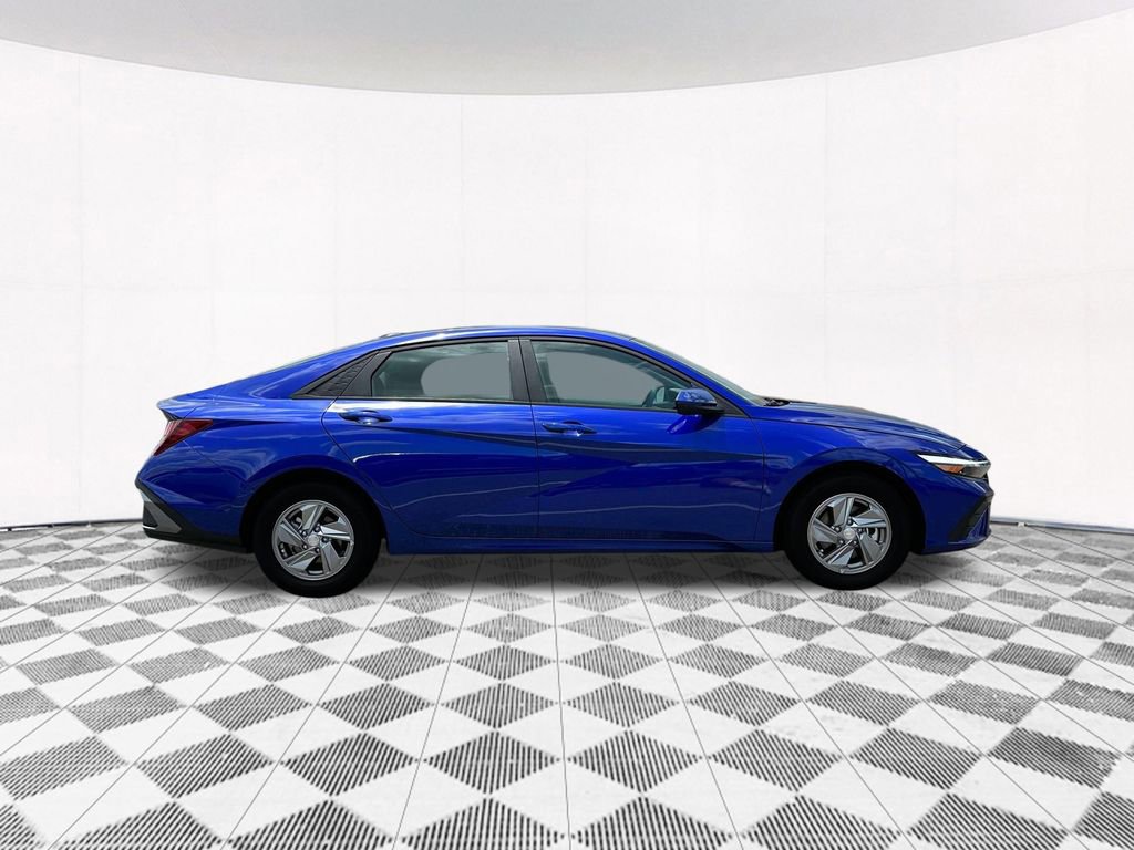 Used 2025 Hyundai Elantra SE image 14