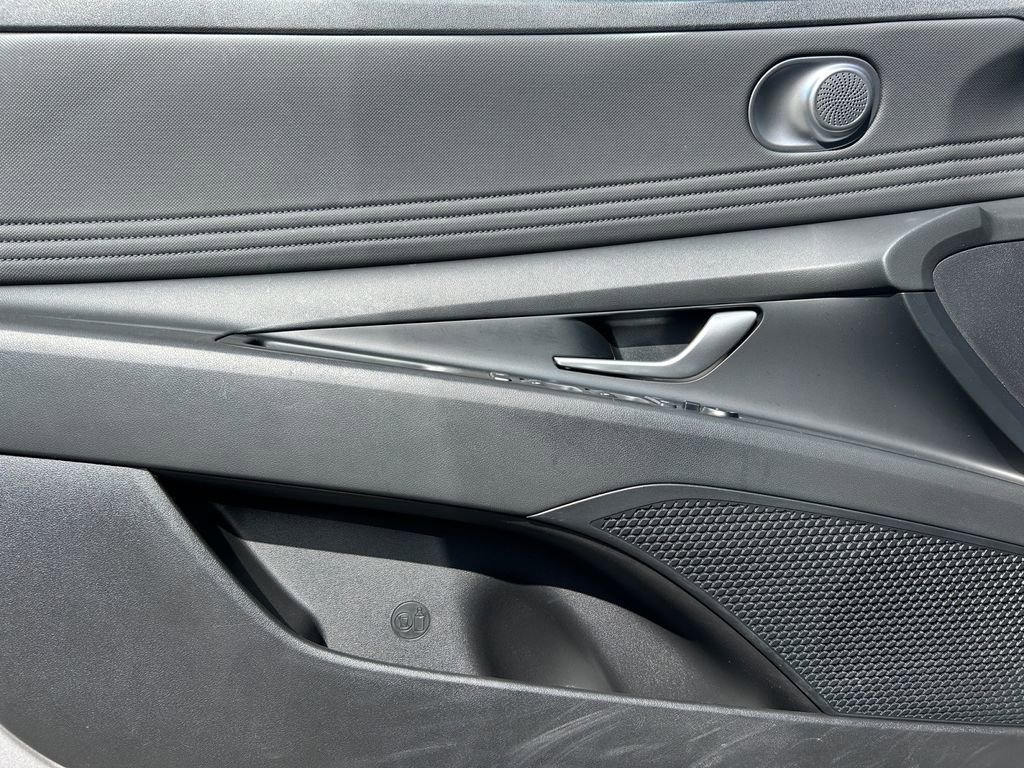 Used 2023 Hyundai Elantra Limited image 22