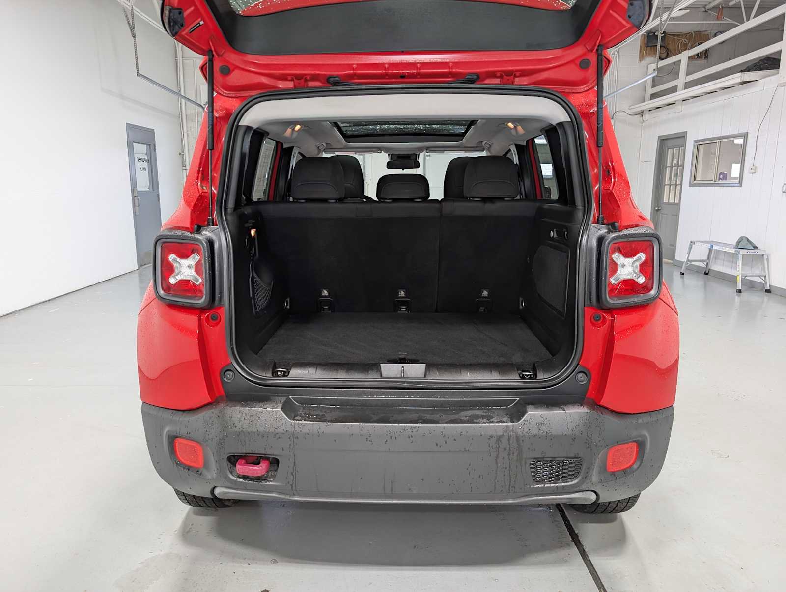 Used 2018 Jeep Renegade Trailhawk AWD/4WD image 38