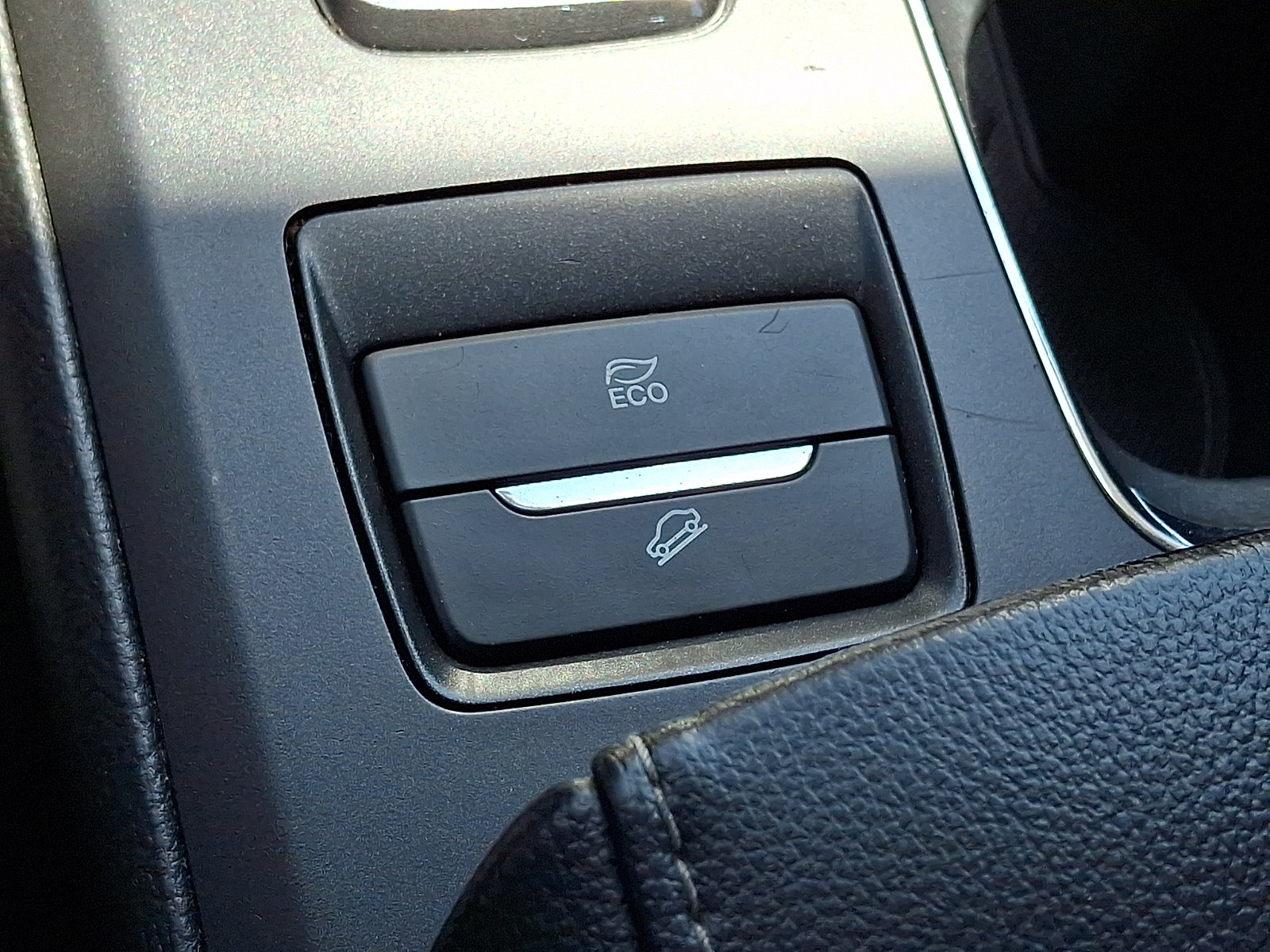 Used 2020 Ford Fusion SE FWD image 28