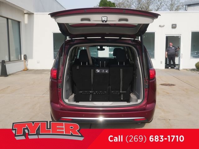 Used 2020 Chrysler Pacifica Touring w/ Cold Weather Group FWD image 15