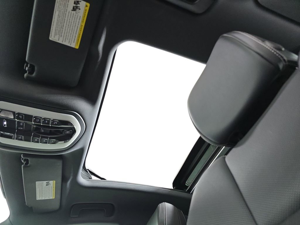 Certified 2025 Porsche Macan S AWD/4WD image 28