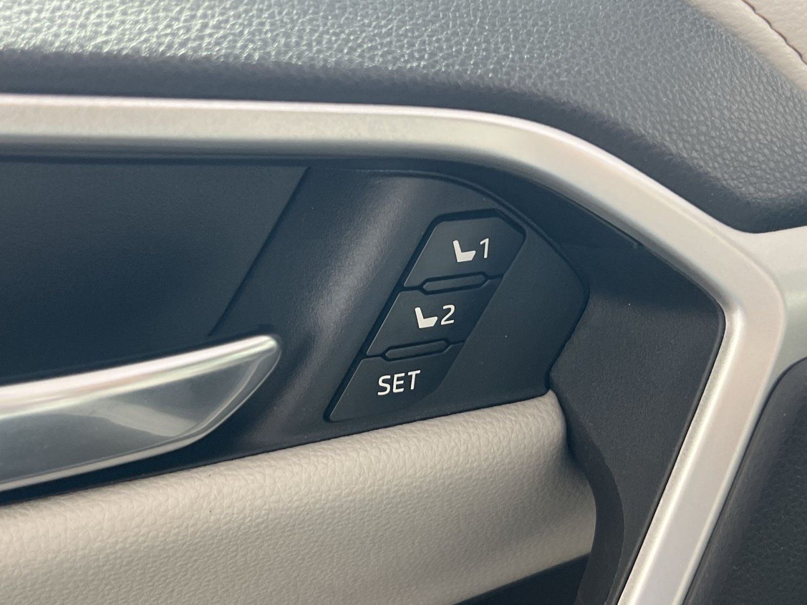 Used 2020 Toyota RAV4 Limited AWD/4WD image 32