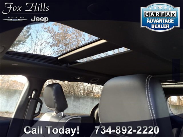 Used 2021 Chrysler Pacifica Limited w/ Uconnect Theater Family Group image 17