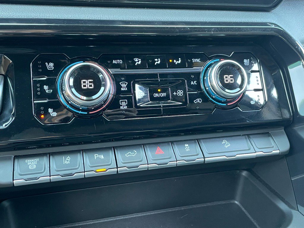 Used 2024 GMC Sierra 2500 AT4 image 8