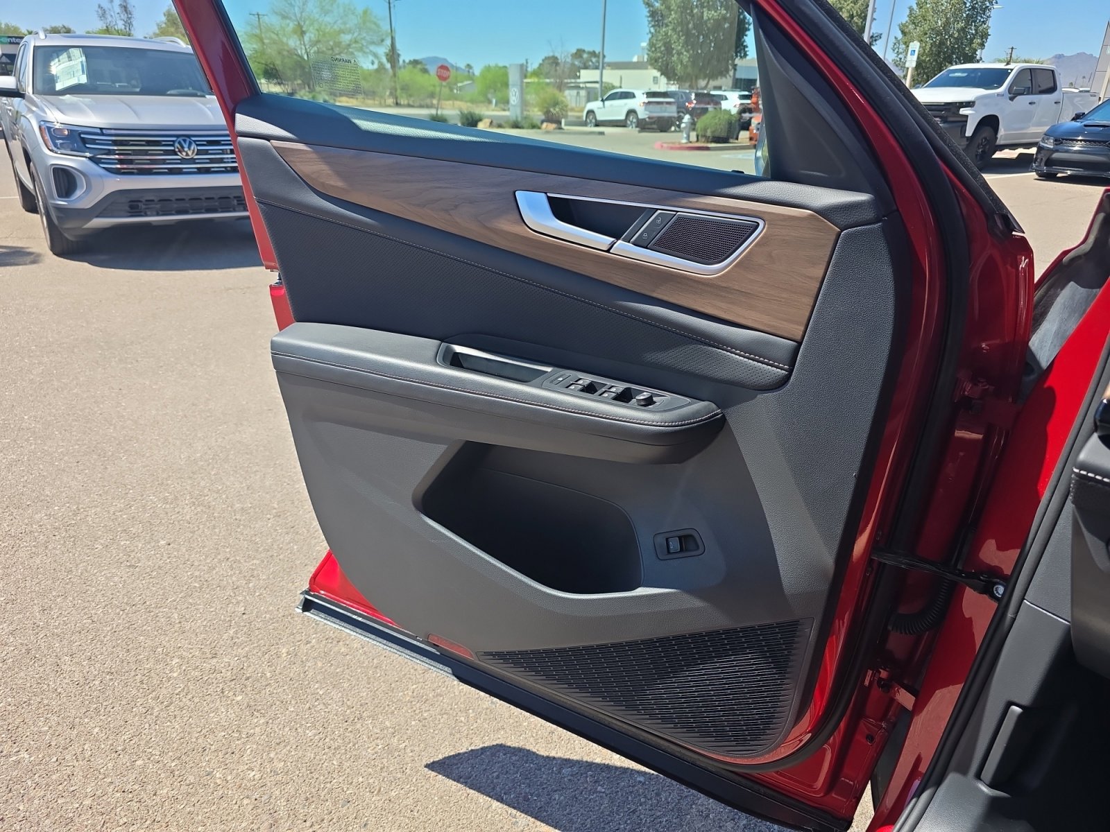 Used 2024 Volkswagen Atlas SE image 13