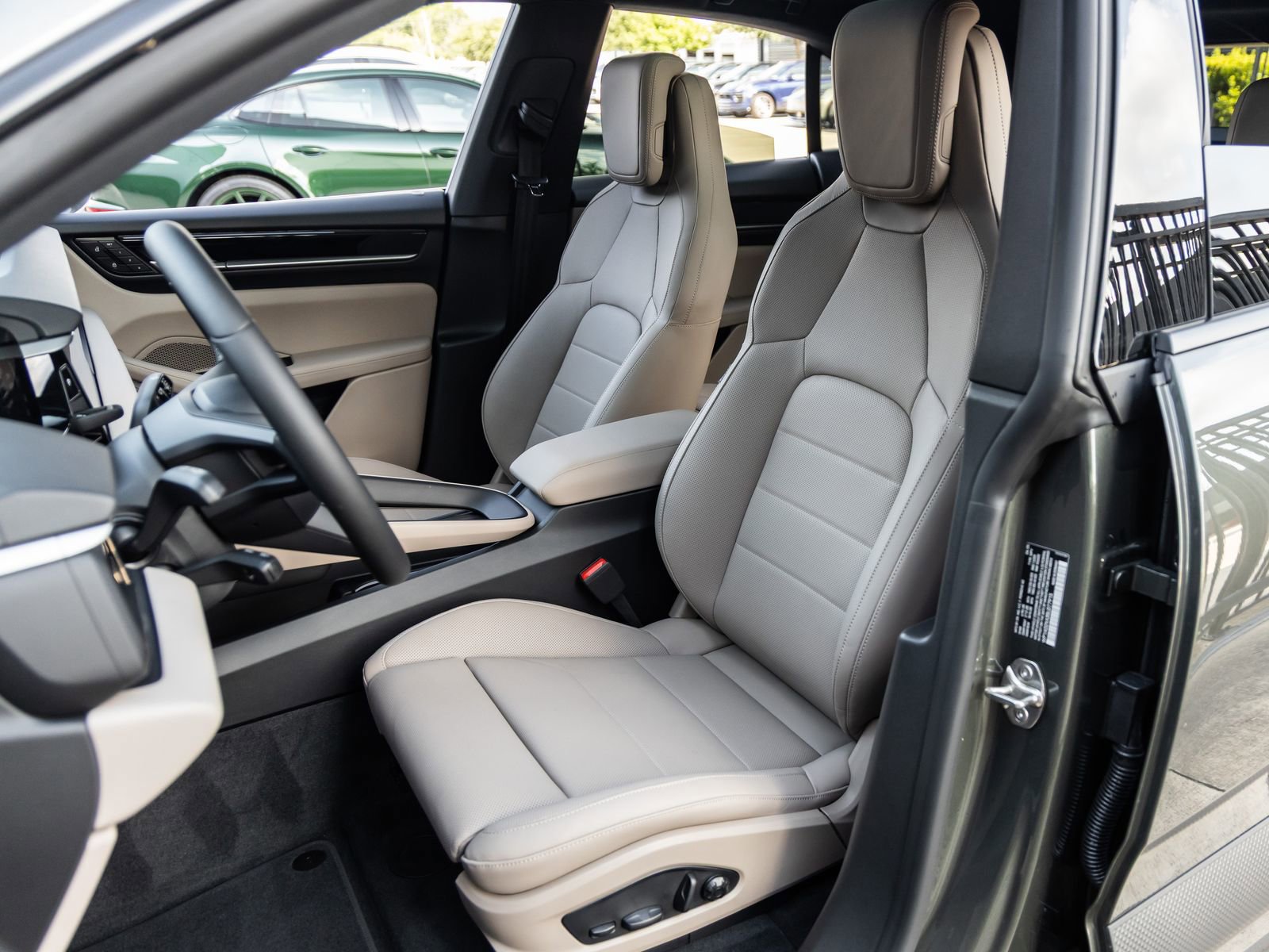 Certified 2025 Porsche Macan Electric image 5