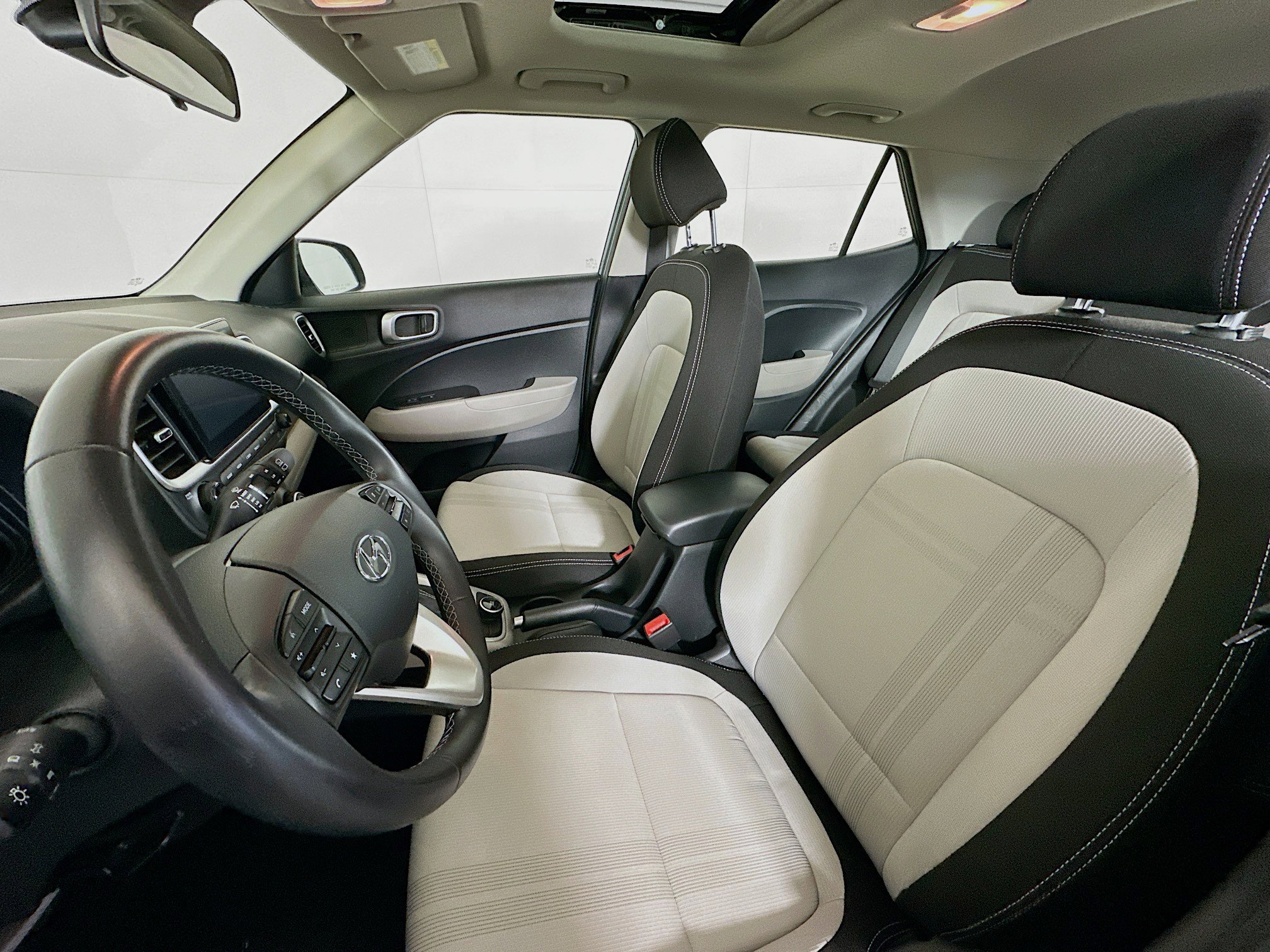 Used 2025 Hyundai Venue SEL image 13