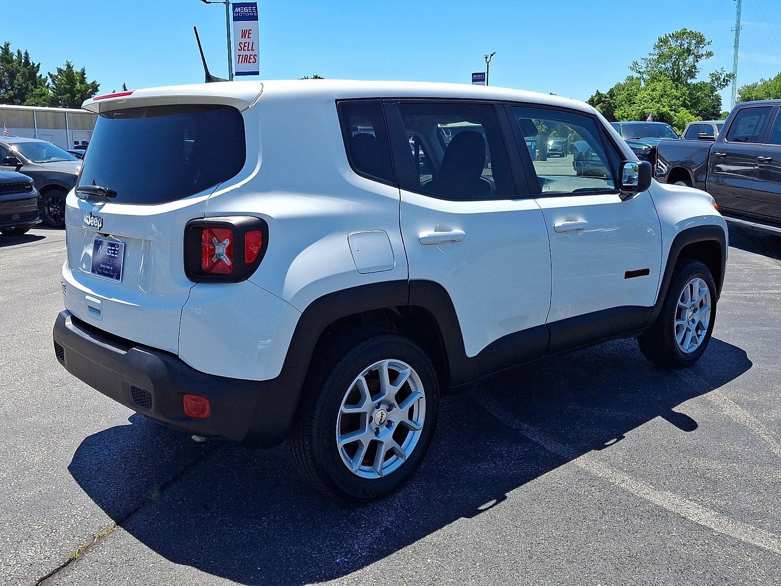 Used 2023 Jeep Renegade Latitude AWD/4WD image 6