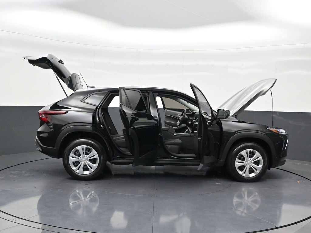 Used 2025 Chevrolet Trax LS image 32