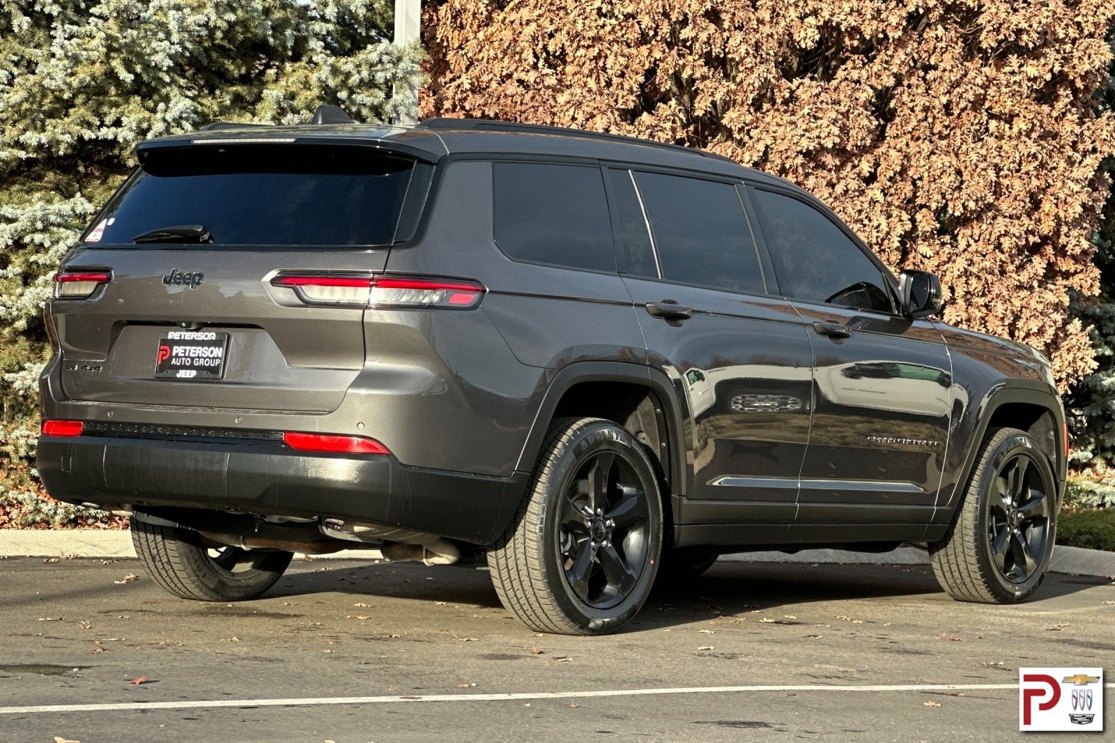 Used 2022 Jeep Grand Cherokee L Laredo image 4