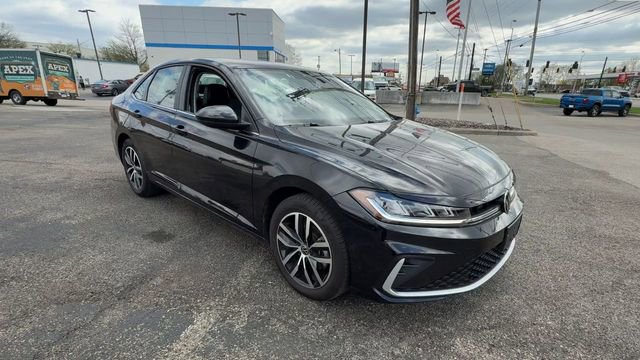 Used 2025 Volkswagen Jetta SE image 2