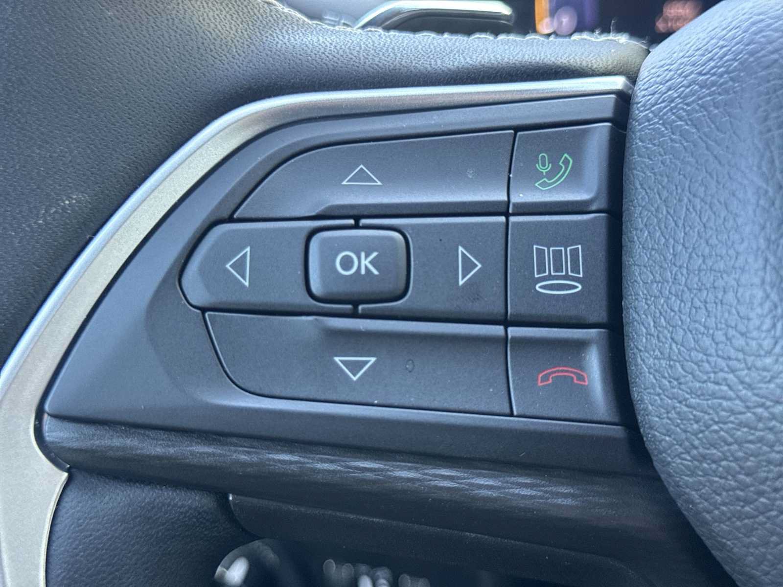 Used 2025 Jeep Grand Cherokee Altitude AWD/4WD image 29