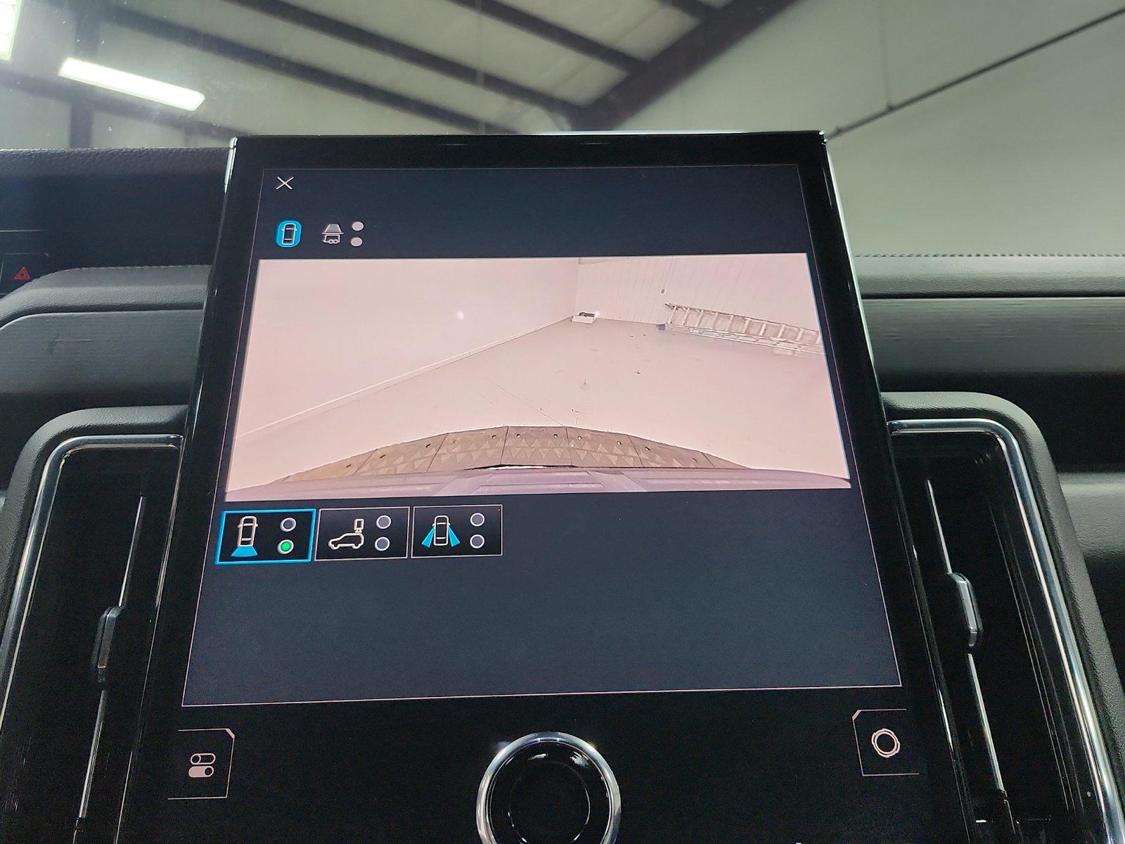 Used 2025 GMC Yukon Denali RWD image 17