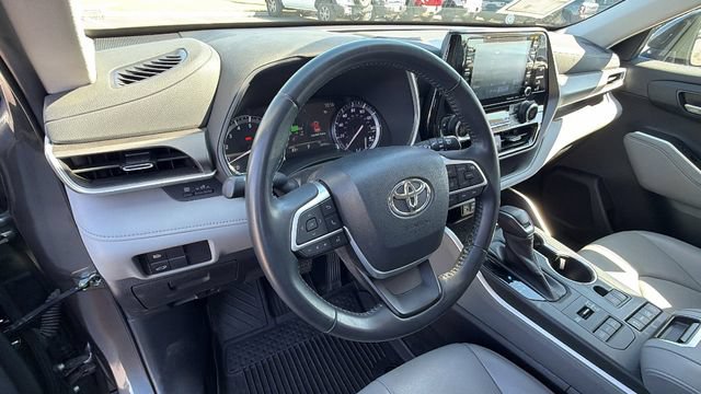 Used 2022 Toyota Highlander XLE AWD/4WD image 31