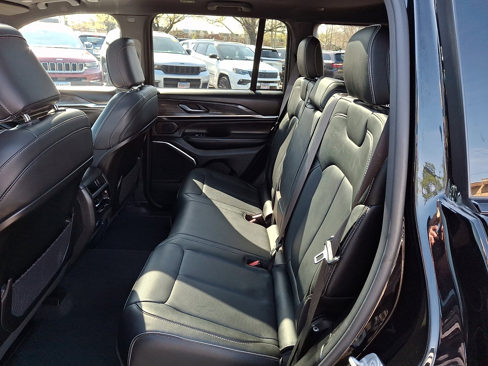 Used 2023 Jeep Grand Cherokee Overland AWD/4WD image 10