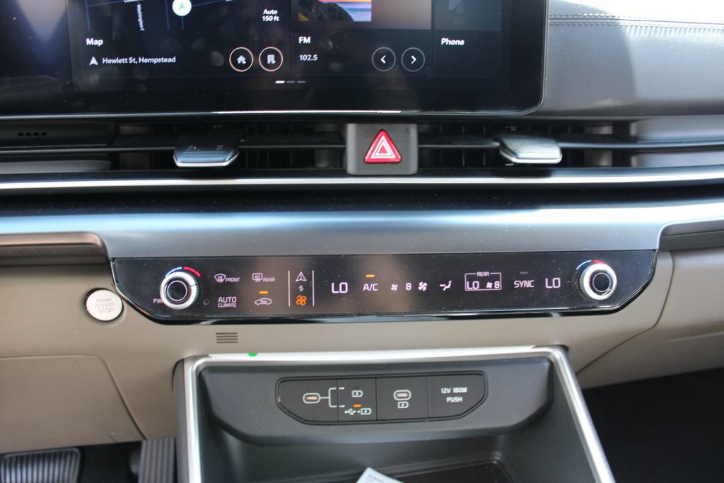 Used 2025 Kia Carnival FWD image 17