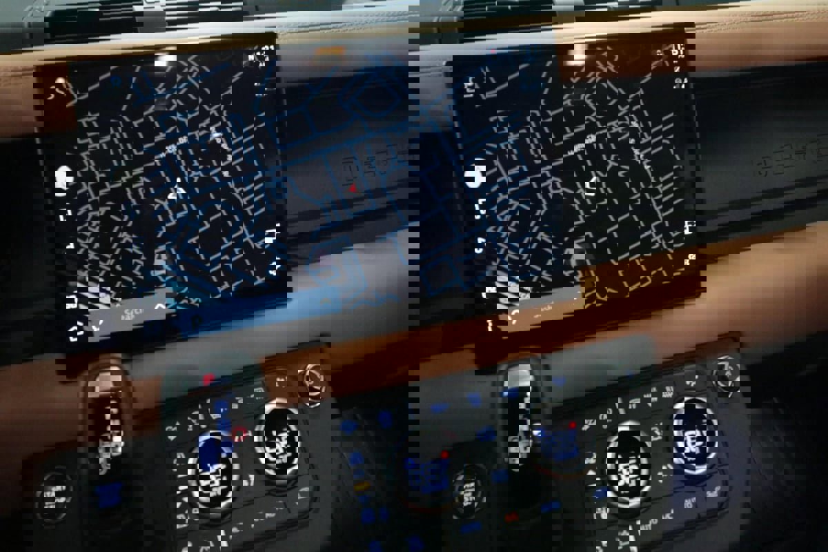 Used 2023 Land Rover Defender 110 V8 image 25