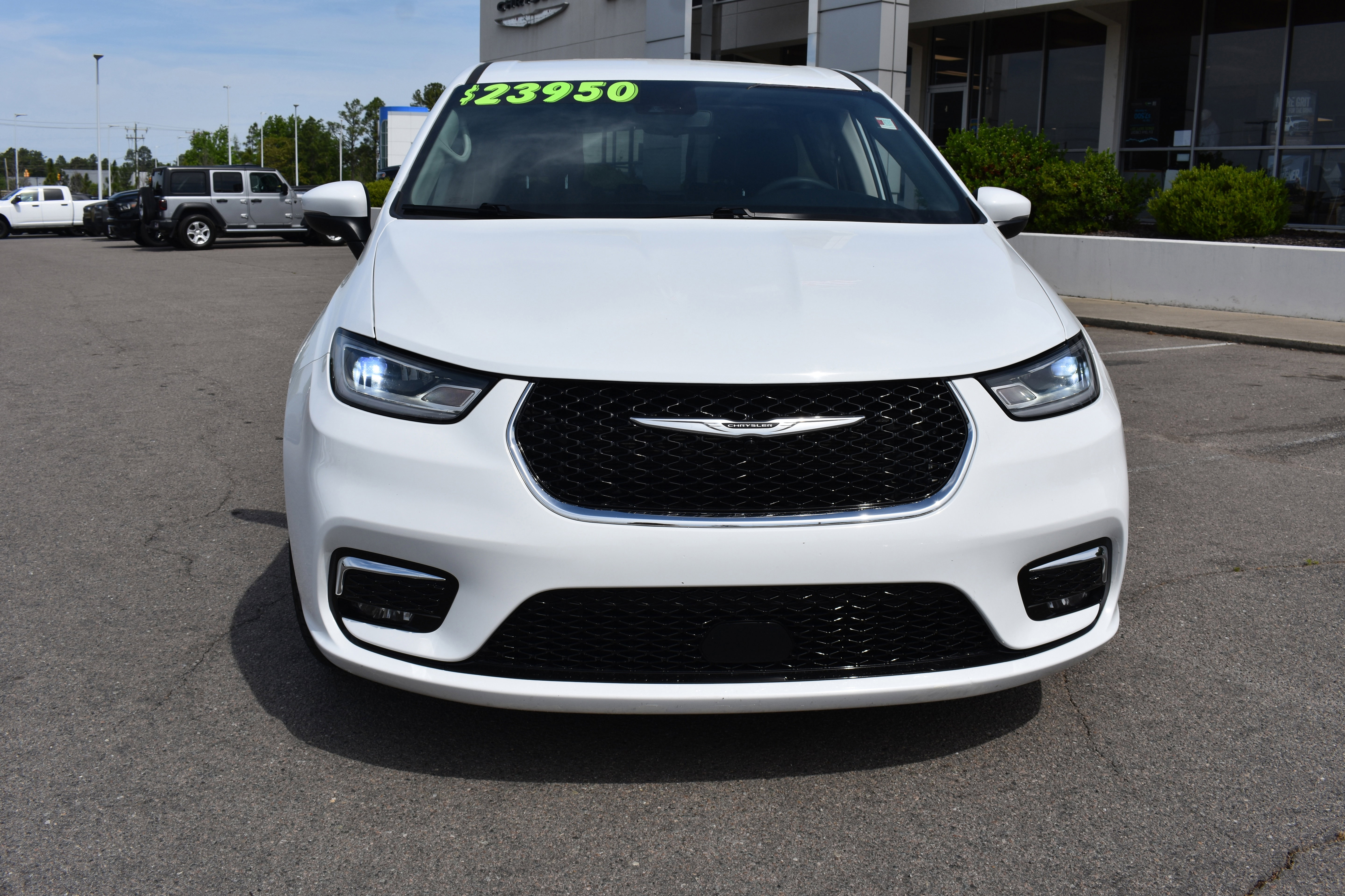 Used 2023 Chrysler Pacifica Touring-L image 4