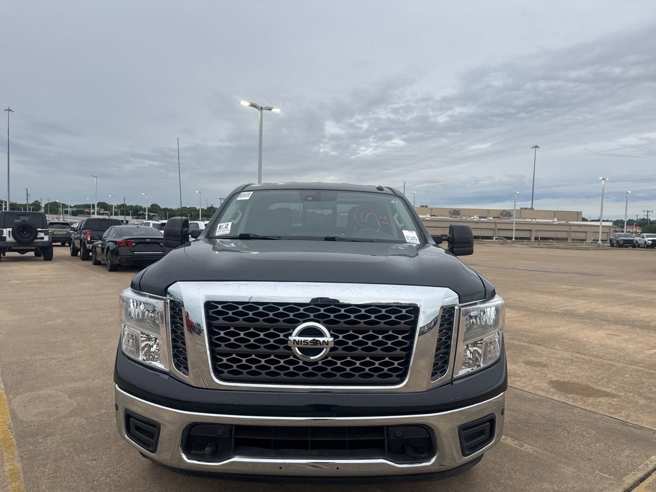Used 2018 Nissan Titan SV w/ SV Convenience Package RWD image 12