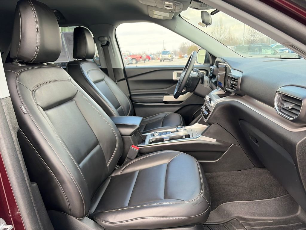 Used 2023 Ford Explorer XLT w/ Equipment Group 202A image 11