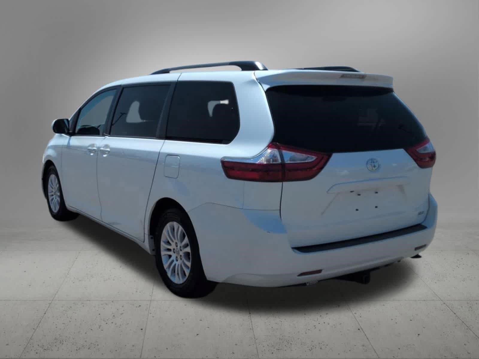 Used 2015 Toyota Sienna XLE FWD image 4