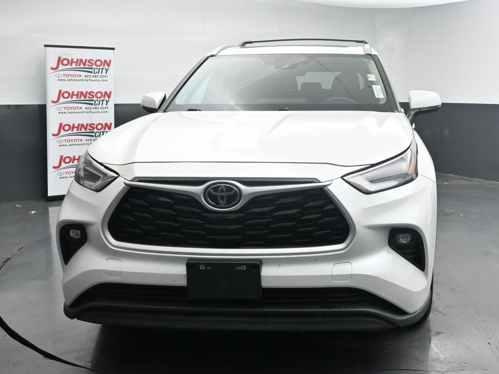 Used 2023 Toyota Highlander XLE AWD/4WD image 3
