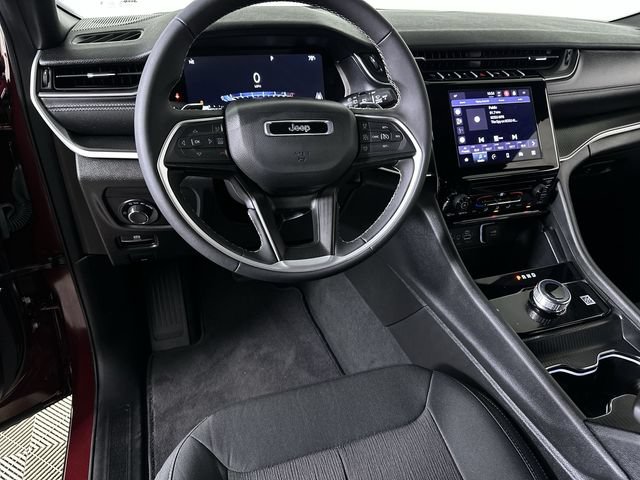 Used 2025 Jeep Grand Cherokee Laredo AWD/4WD image 21