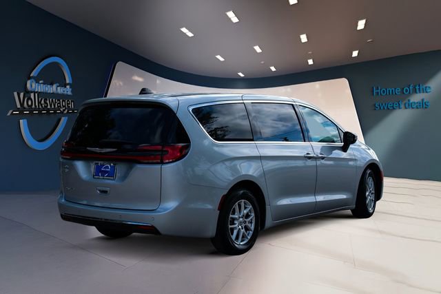 Used 2023 Chrysler Pacifica Touring-L image 5