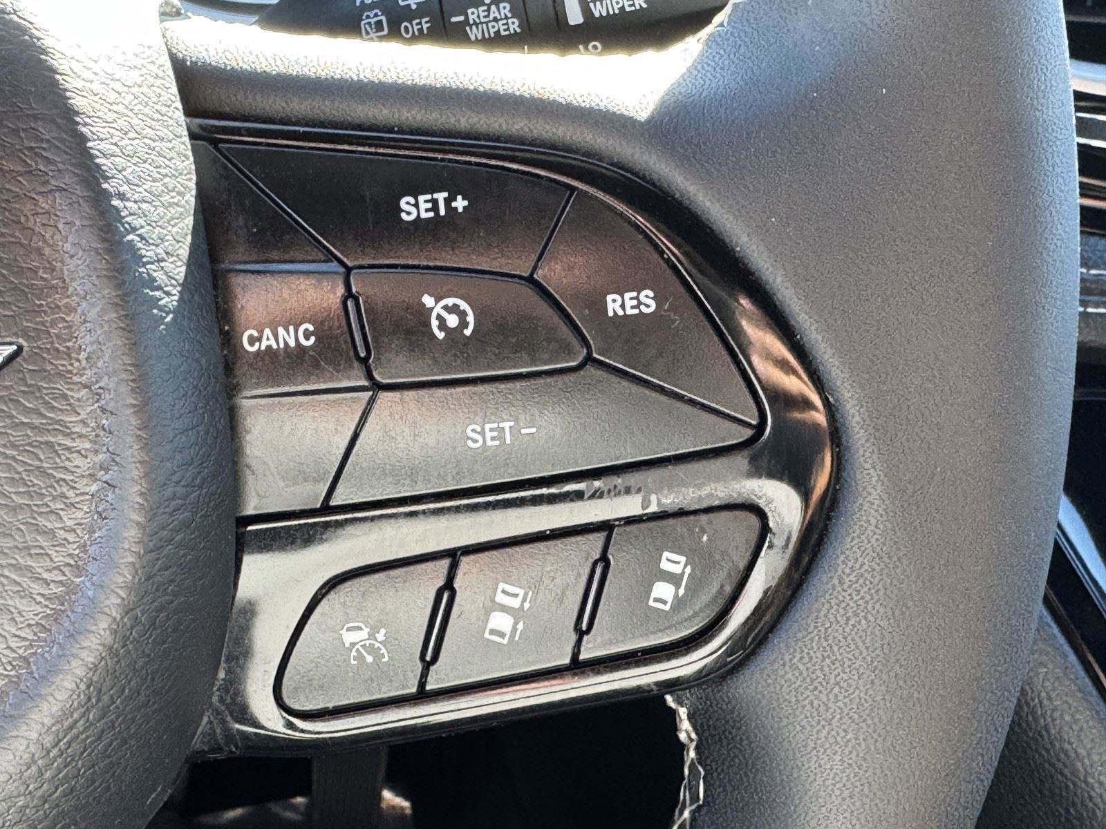 Used 2024 Chrysler Pacifica Touring FWD image 21
