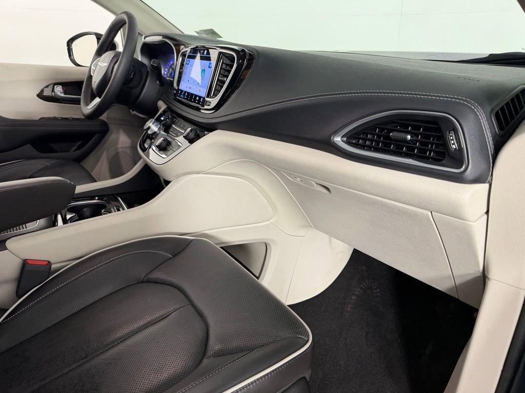 Used 2024 Chrysler Pacifica Limited image 33