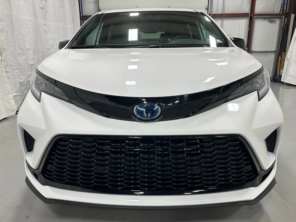 Used 2025 Toyota Sienna XSE image 2