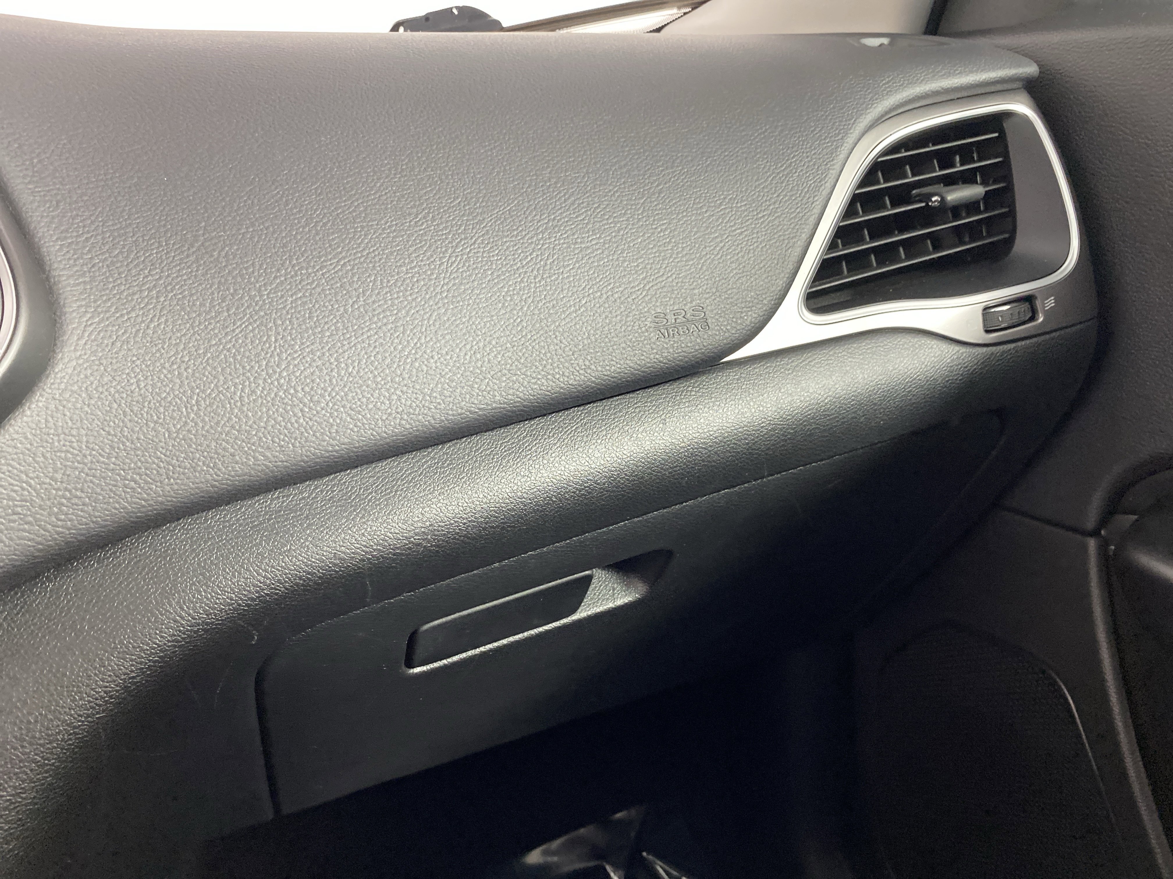 Used 2020 Jeep Cherokee Latitude Plus w/ Comfort/Convenience Group image 32