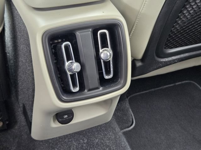Used 2023 Volvo XC40 B5 Plus image 16