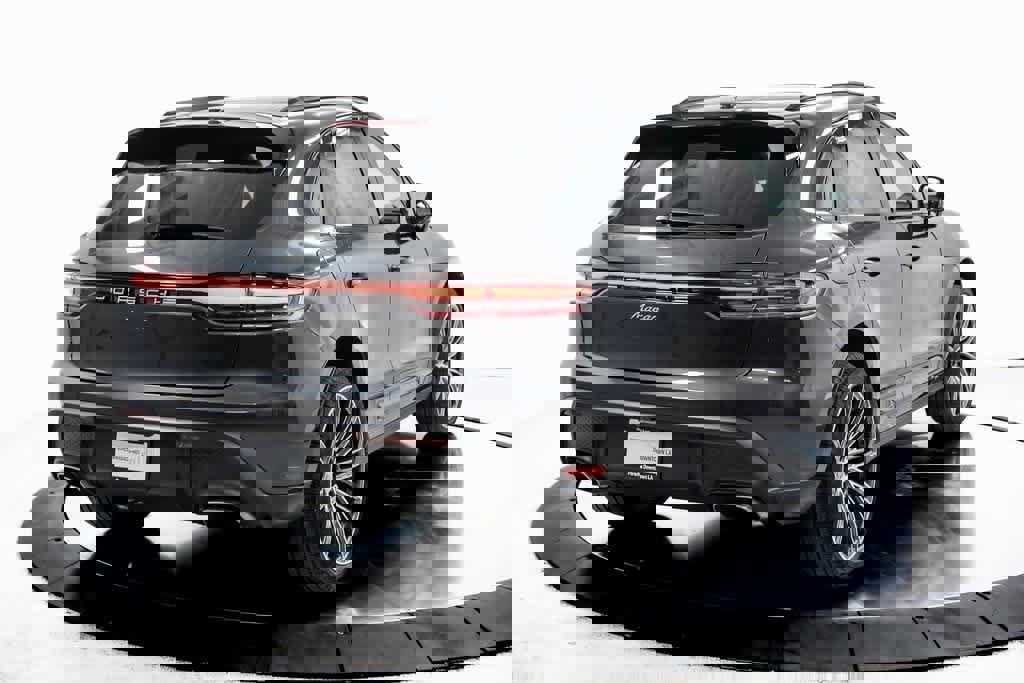 Certified 2025 Porsche Macan image 7