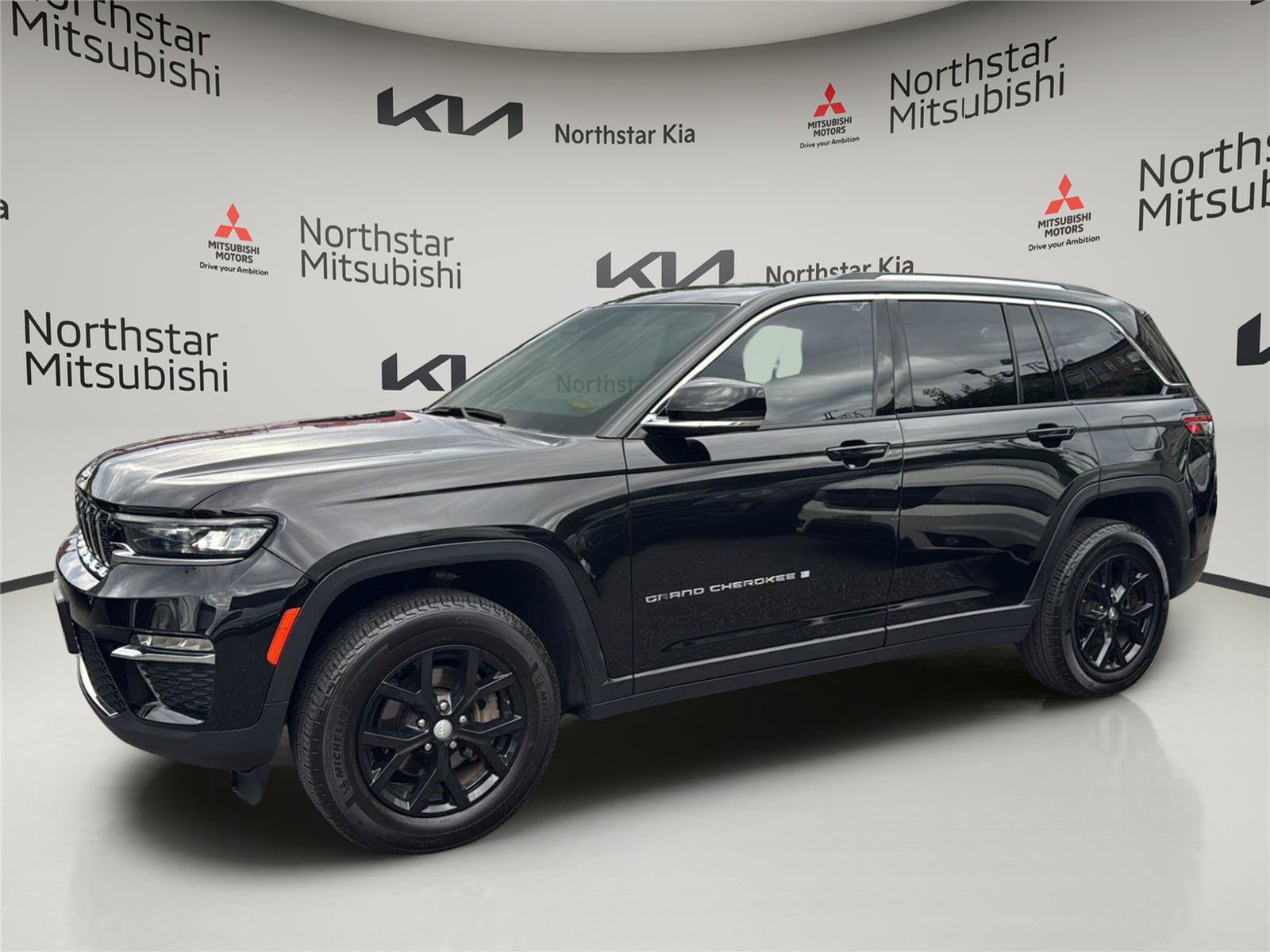 Used 2024 Jeep Grand Cherokee Limited AWD/4WD image 1