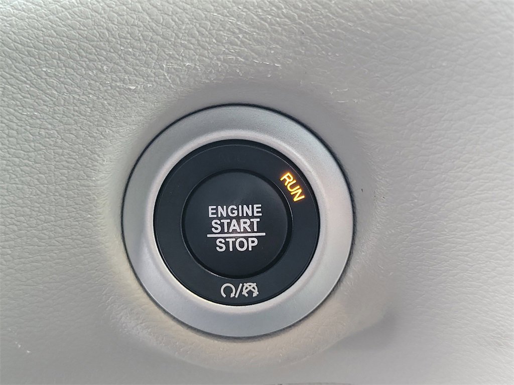 Used 2024 Chrysler Pacifica Touring-L image 9